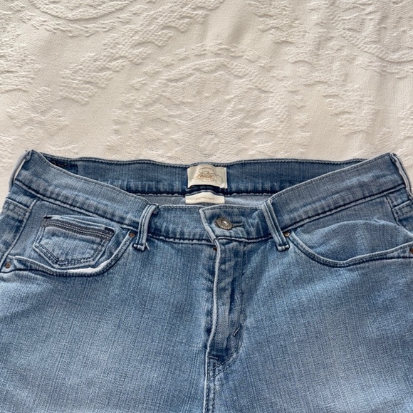 Gently Loved Classic Blue Women's Capri Jeans by Levi’s 515 - Picture 3 of 14